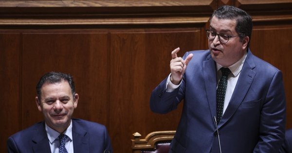 Prémio Laranja Amarga para a soberba governamental no debate orçamental