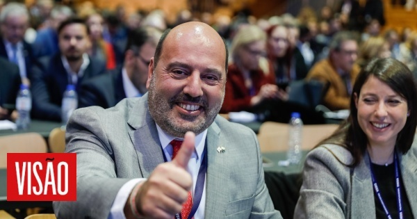 Líder parlamentar do Chega acusado de insultos racistas e ameaças