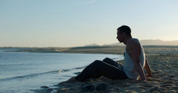 “O Barqueiro”: Quando o Tejo transporta culpa, promessas e amêijoas ilegais