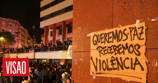 Protesto pelo direito à habitação no Porto termina após preocupações com a segurança dos manifestantes. Veja as imagens da concentração