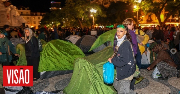 Manifestantes em Lisboa desmontaram tendas no Rossio e dormiram ao relento