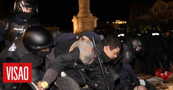 As imagens de mais uma noite de acampada em Lisboa, que terminou com 25 detidos depois de duas horas de muita tensão