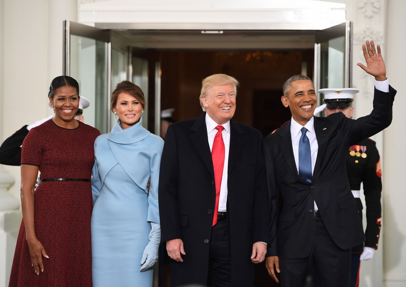 13 Barack e Michelle Obama recebem Donald e Melania Trump na Casa Branca.jpg