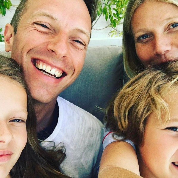 Chris Martin e Gwyneth Paltrow com os filhos, Apple e Moses
