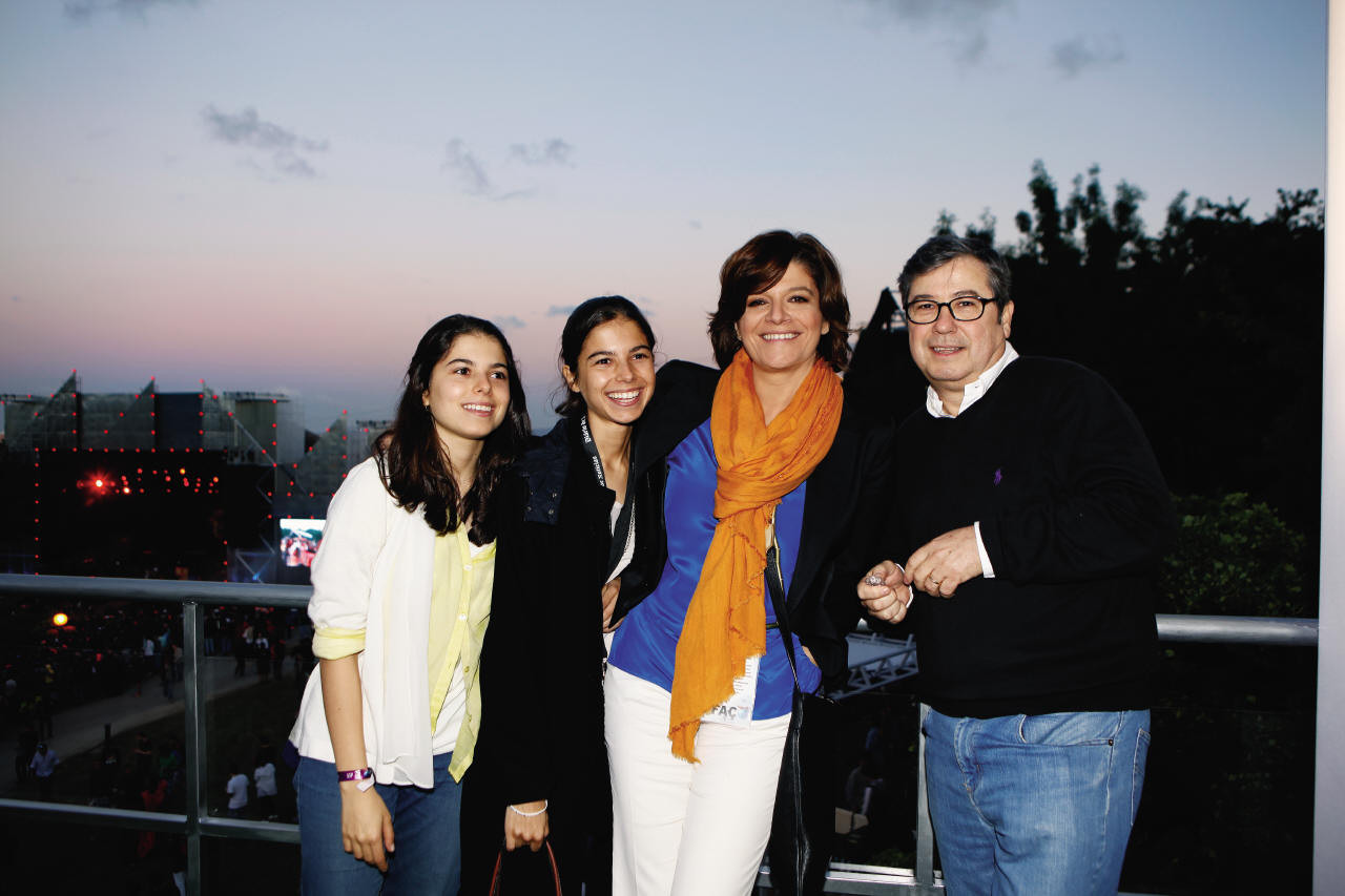Júlia Pinheiro com o marido, Rui Pêgo, e as filhas gémeas, Matilde e Carolina.jpg