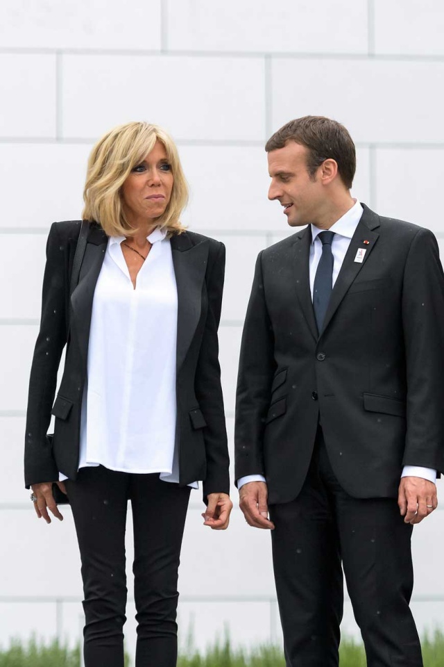 Numa rara entrevista, Brigitte Macron relembra o tumulto que foi o seu namoro com o Presidente francês, 25 anos mais novo