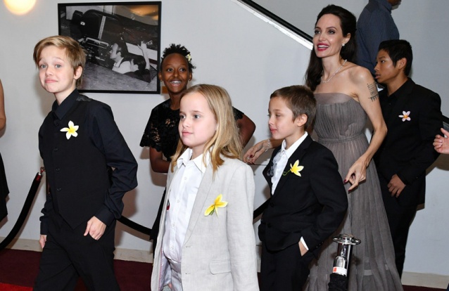 Jolie mostra filhos e não sabemos se lembram mais o pai ou a mãe