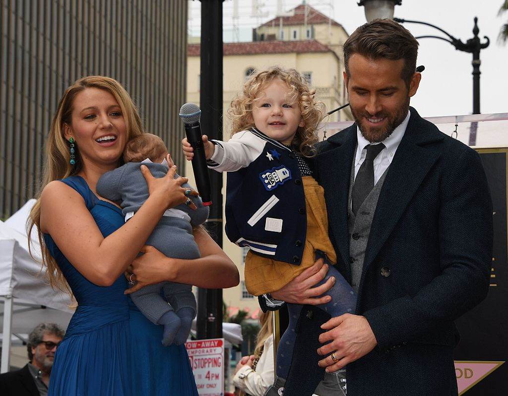Blake Lively e Ryan Reynolds com as filhas, Ines e James
