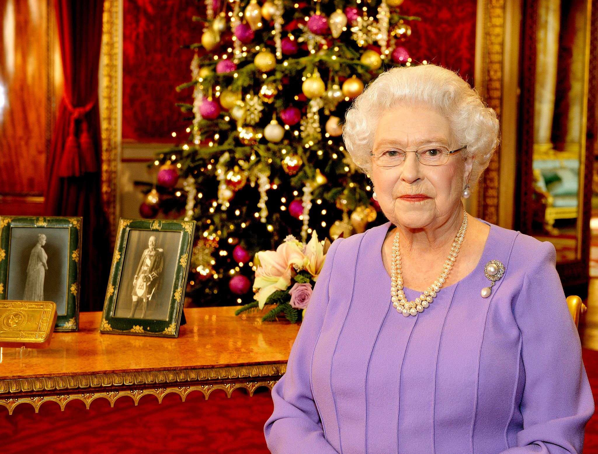 Caras Família Real britânica revela decoração de Natal do palácio de