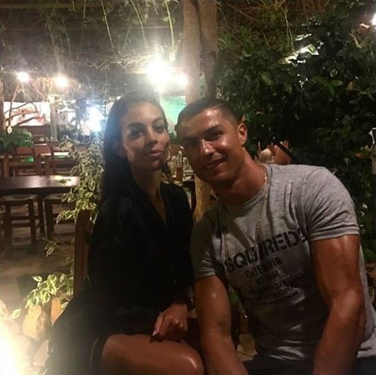 Caras  Cristiano Ronaldo posa pela primeira vez com os quatro filhos e a  namorada, Georgina Rodríguez