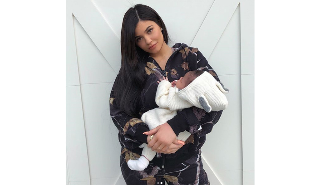 Kylie Jenner com Stormi.jpg