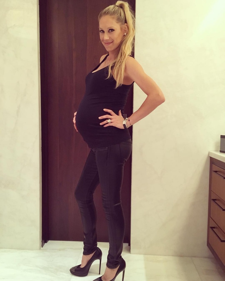 Caras | Anna Kournikova mostra barriga de grávida pela primeira vez