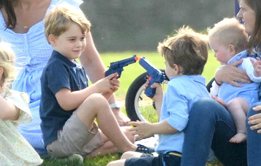 Príncipe George aparece com arma e faca de brinquedo e gera polêmica