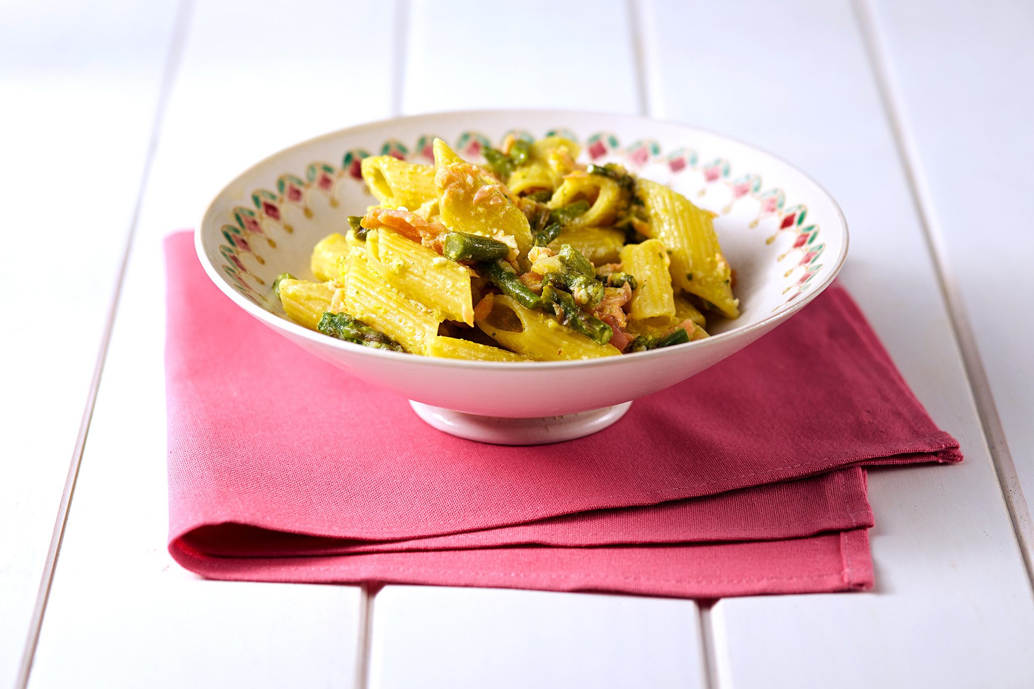 PENNE DE SALMÃO FUMADO COM PESTO CÍTRICO E ESPARGOS.jpg