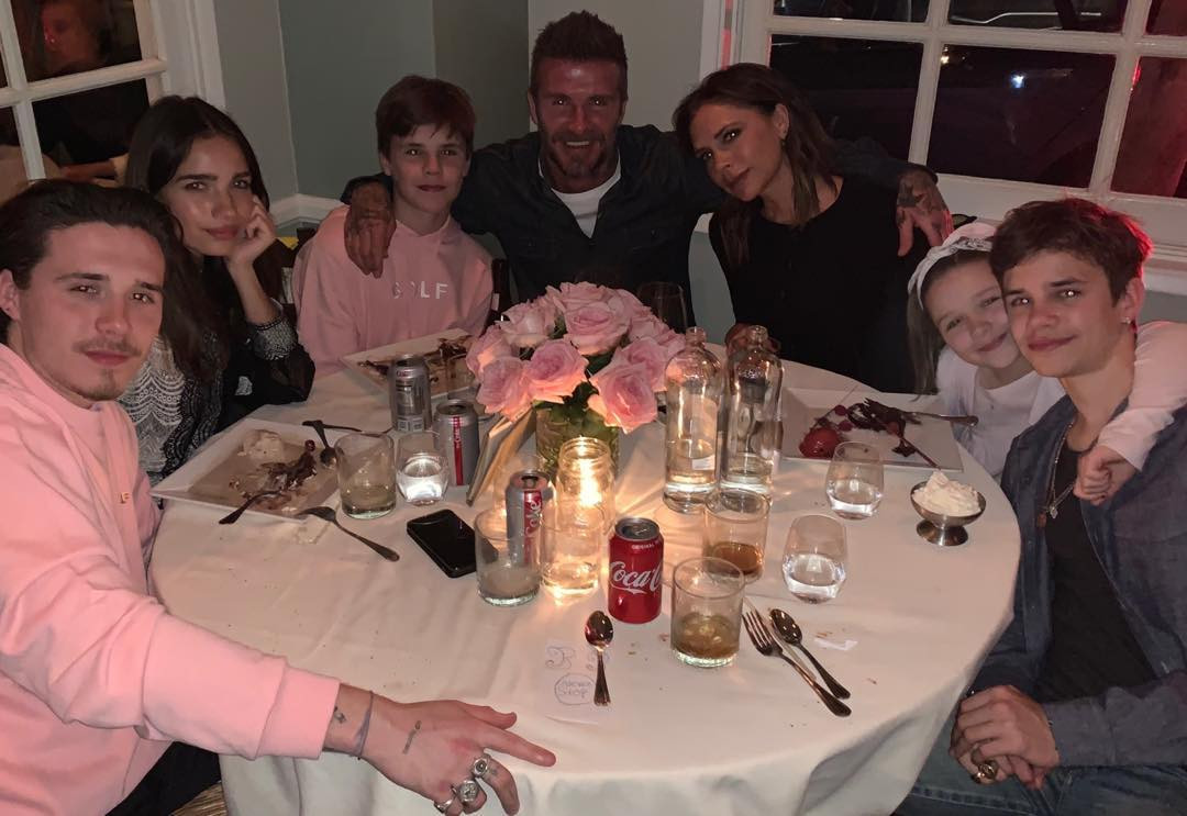 Victoria Beckham com David Beckham e os filhos e os filhos Brooklyn, de 20 anos, Romeo, de 16, Cruz, de 14, e Harper, de sete.jpg
