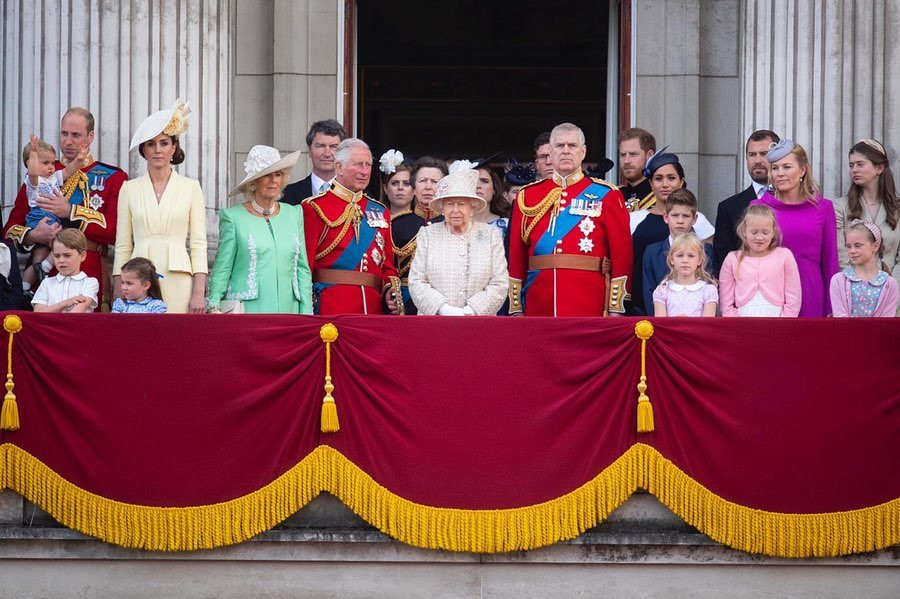 familia real na varanda do palácio.jpg