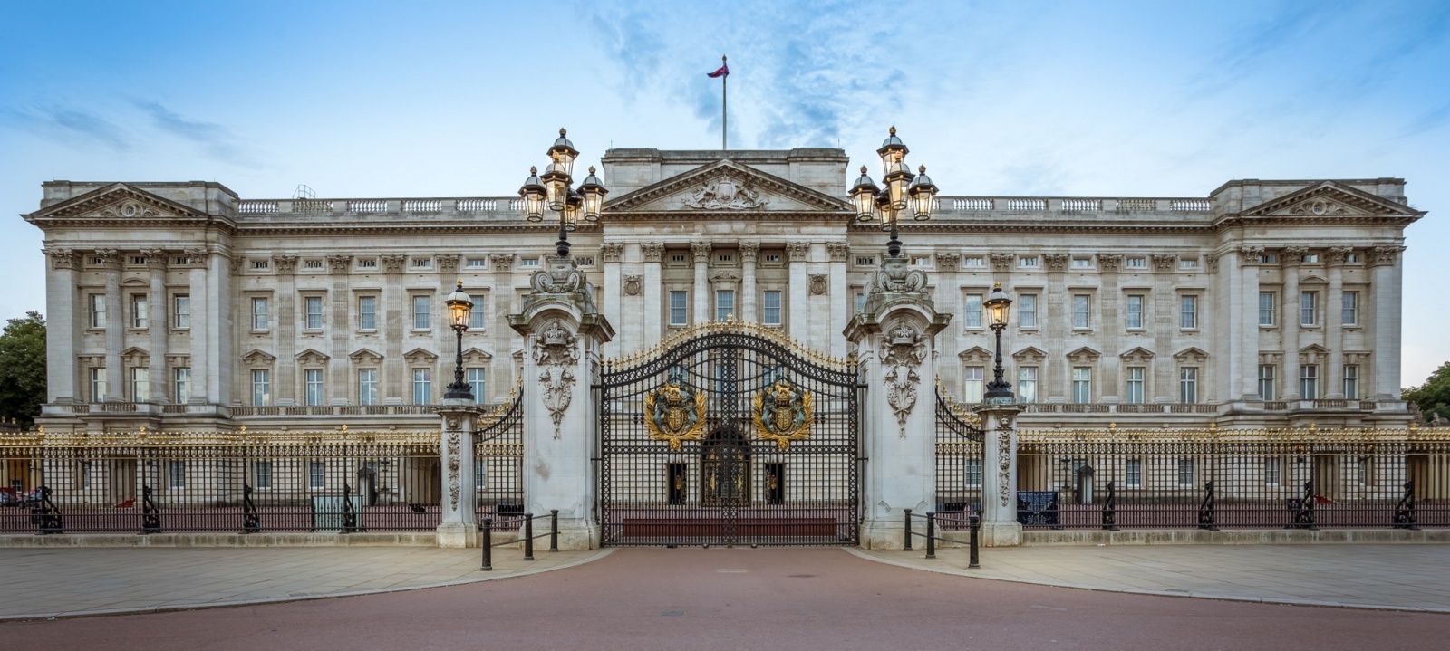  Susto em Buckingham a quatro dias da coroação