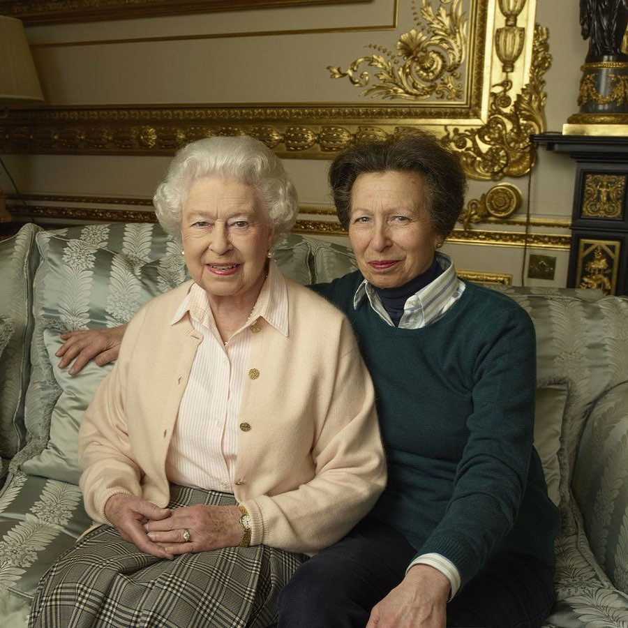 Isabel II e princesa Ana.jpg
