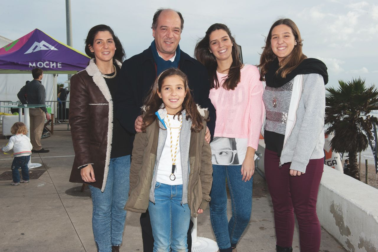 Carlos Carreiras com as filhas Mariana, Carlota, Marta e Matilde.jpg
