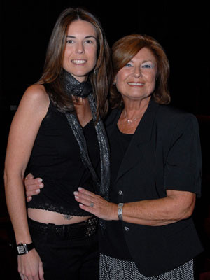 Madalena Iglésias recebe homenagem na presença da filha, Izaura de Oliveira