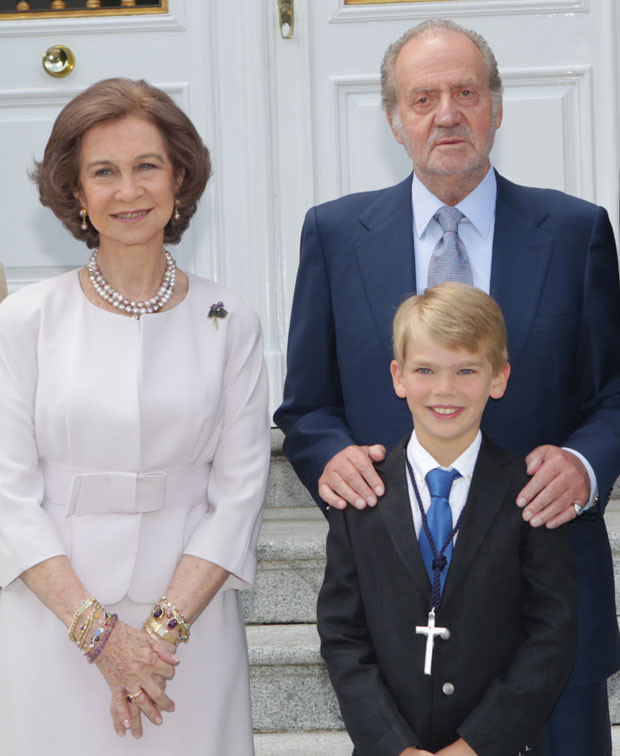Sofía e Juan Carlos de Espanha com o neto Miguel.jpg