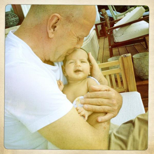 Bruce Willis com a filha Mabel Ray.jpg