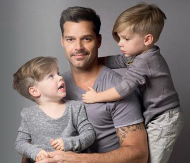 Ricky Martin com os filhos, Valentino e Matteo.jpg