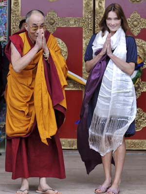 Dalai Lama recebido por Carla Bruni