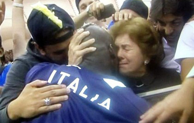 Mario Balotelli com a mãe adotiva.jpg