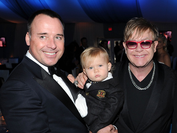 David Furnish e Elton John com o filho, Zachary.jpg