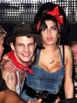 Amy Winehouse não quer divorciar-se de Blake Fielder-Civil