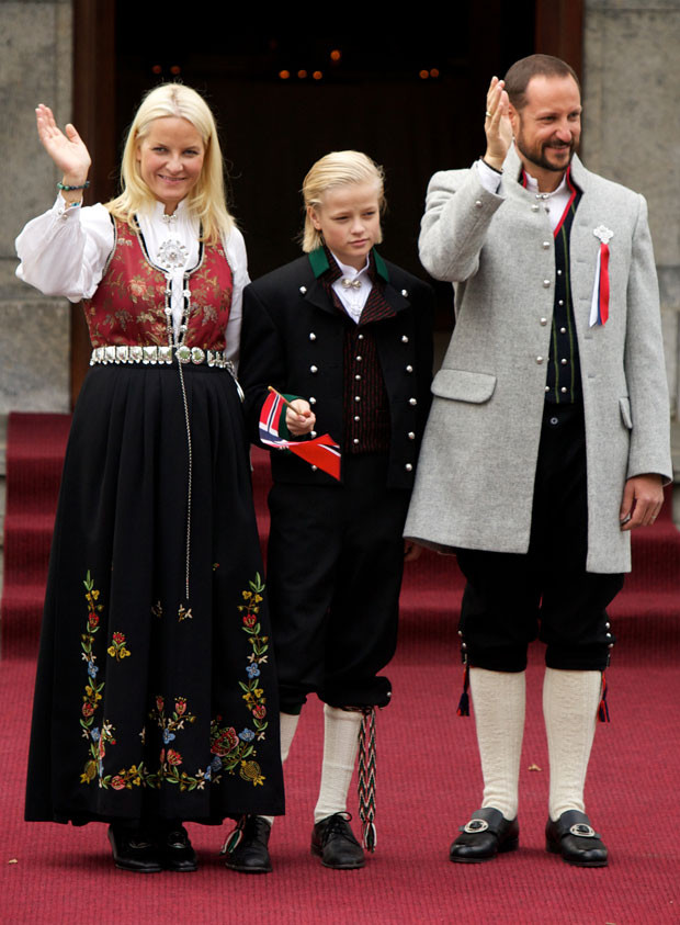 Mette-Marit e Haakon da Noruega com o filho da princesa, Marius.jpg