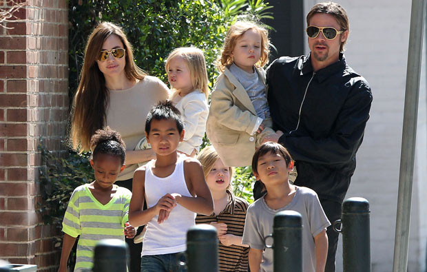 Angelina Jolie e Brad Pitt com os filhos.JPG