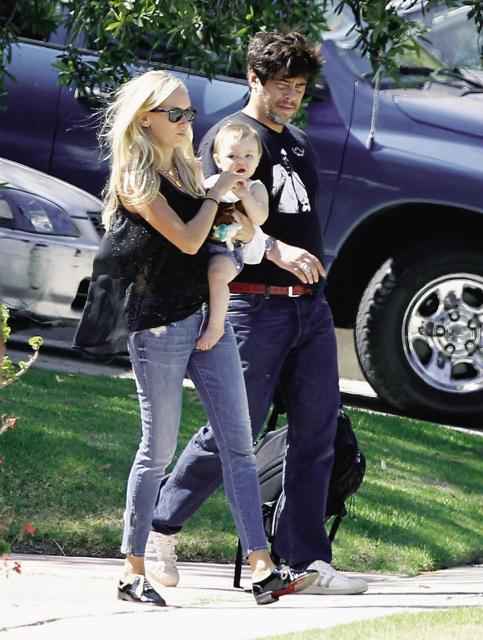 Kimberly Stewart e Benicio del Toro com a filha, Delilah.jpg