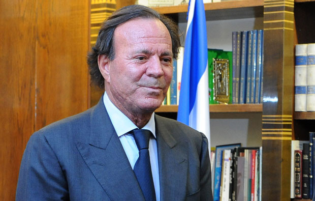 Julio Iglesias.jpg