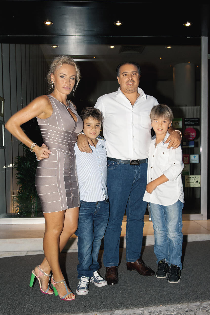 Ewa Kubik e Olivier Costa com os filhos, Lucas e Mateus.jpg