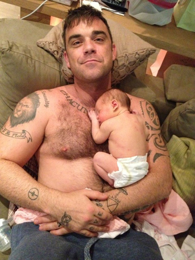 Robbie Williams com a filha, Teddy.jpg