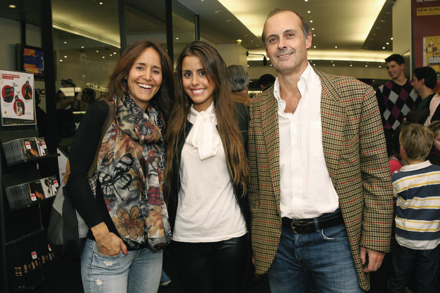 Carolina Patrocínio com os pais, Teresa Vieira de Almeida e Pedro Patrocínio.jpg
