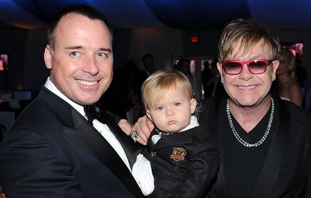 David Furnish e Elton John com Zachary.jpg