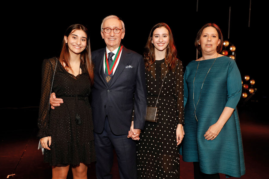 Júlio Isidro celebra 60 anos de carreira em noite emotiva