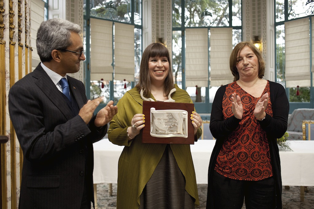 Joana Vasconcelos com o secretário de Estado da Cultura, Jorge Barreto Xavier, e Marie-Line Darcy, presidente da AIEP.jpg
