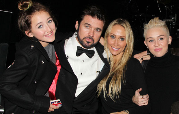 Billy Ray e Tish Cyrus com as filhas Noah e Miley.jpg