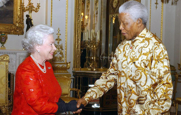 Isabel II de Inglaterra e Nelson Mandela.jpg
