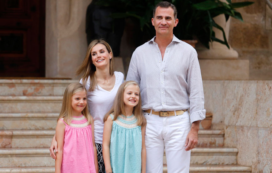 Letizia e Felipe VI com as filhas, Sofía e Leonor.jpg