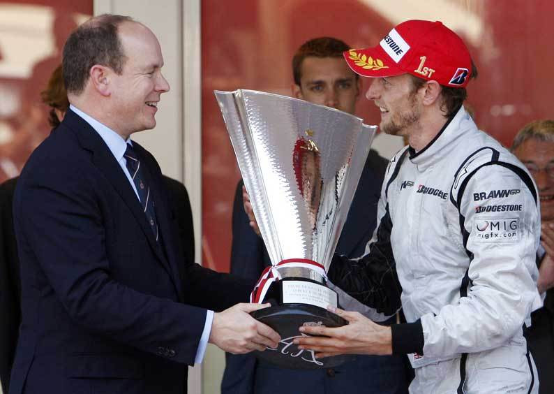 O príncipe Alberto do Mónaco a entregar o troféu ao vencedor, Jenson Button