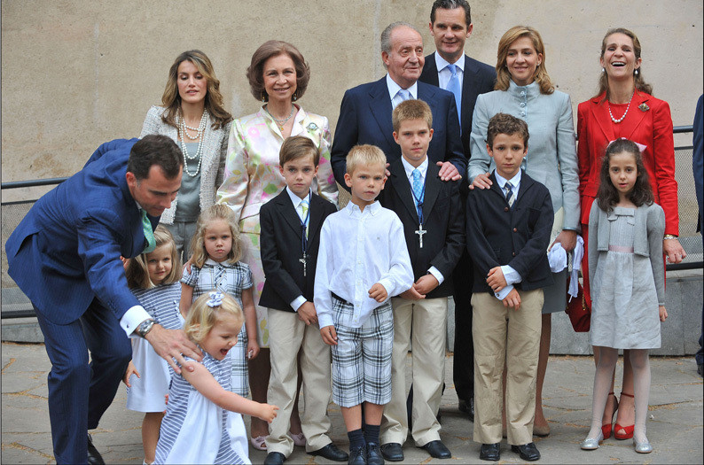 Família real espanhola no dia da primeira comunhão de Juan Valentin e Pablo Nicolás