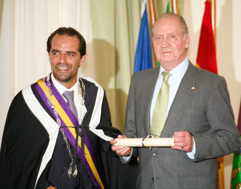 Miguel Albuquerque, presidente da Câmara Municipal do Funchal, com Juan Carlos, durante uma visita do rei de Espanha à Madeira