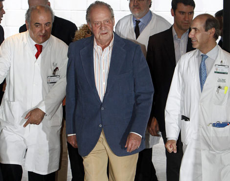Rei Juan Carlos à saída do Hospital Clínico de Barcelona