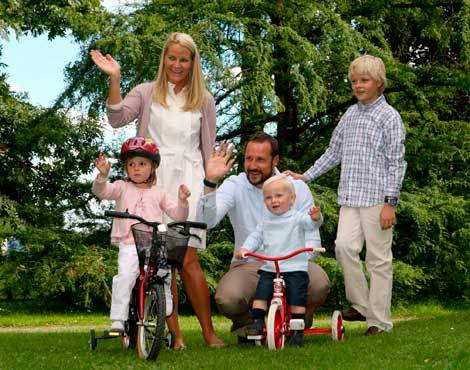 Príncipes Haakon e Mette-Marit da Noruega com os filhos, numa foto tirada durante as férias de verão em 2007