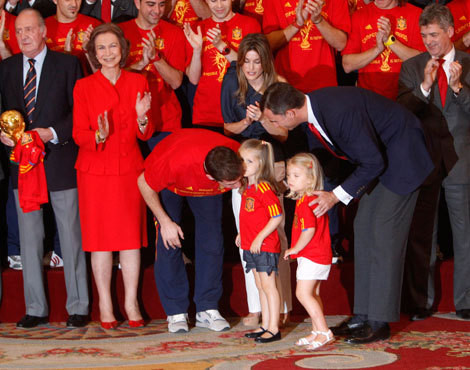 Família real recebe seleção espanhola
